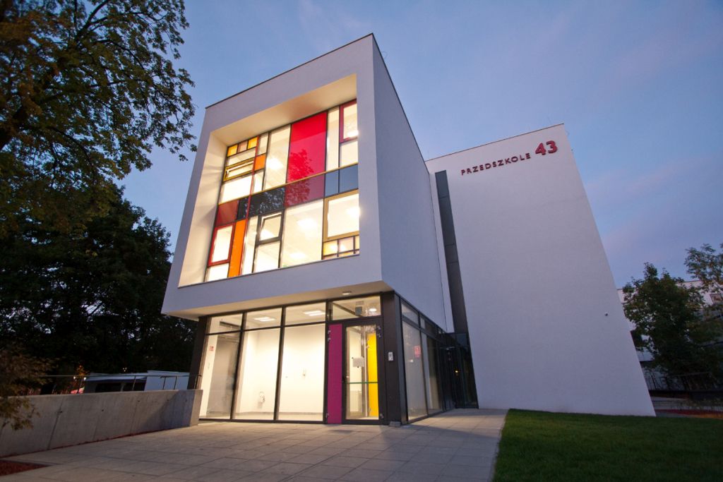 baumit_przedszkole_43_w_zabrzu_01_m Świat widziany przez okno sztuki